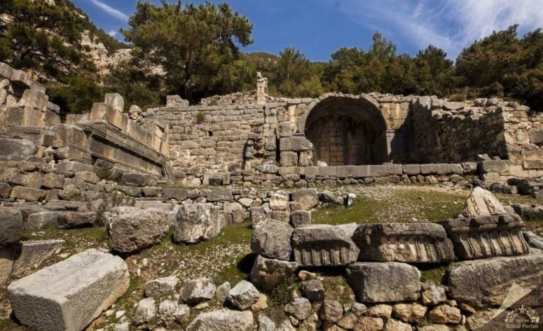 Arykanda antik kenti tiyatrosu ve Şahinkaya yamaç kalıntıları Finike