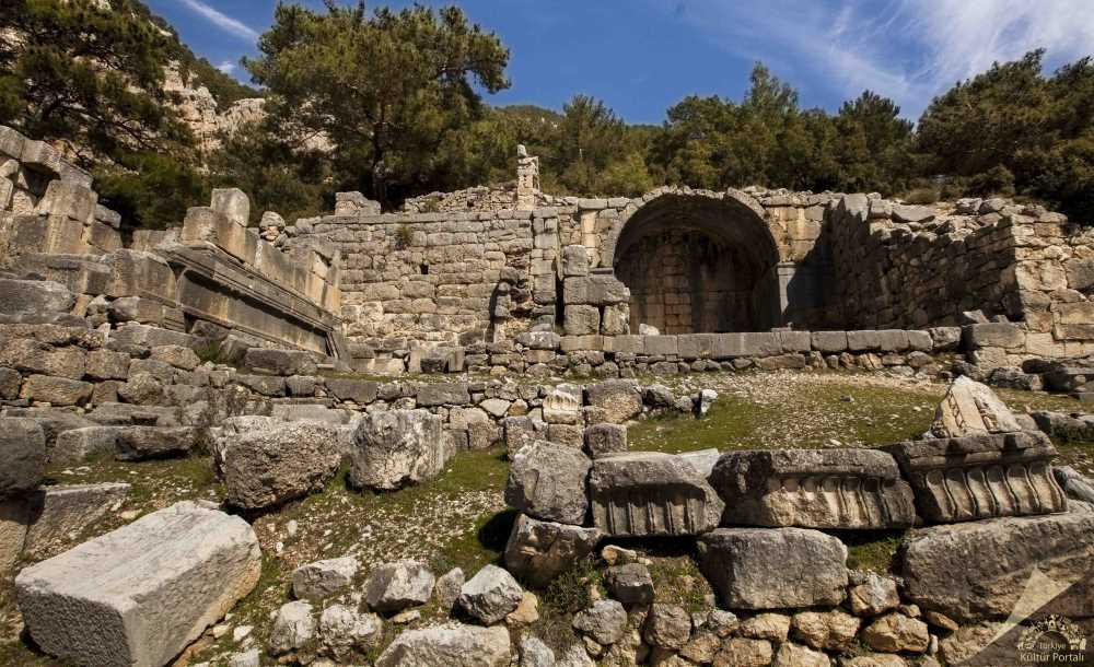Arykanda antik kenti tiyatrosu ve Şahinkaya yamaç kalıntıları Finike