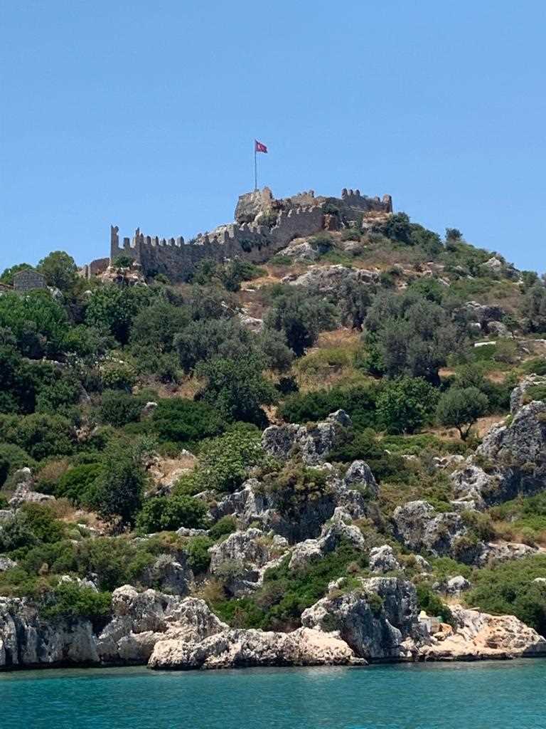 Simena antik kenti deniz içindeki lahit ve Kaleköy kalesi Kekova