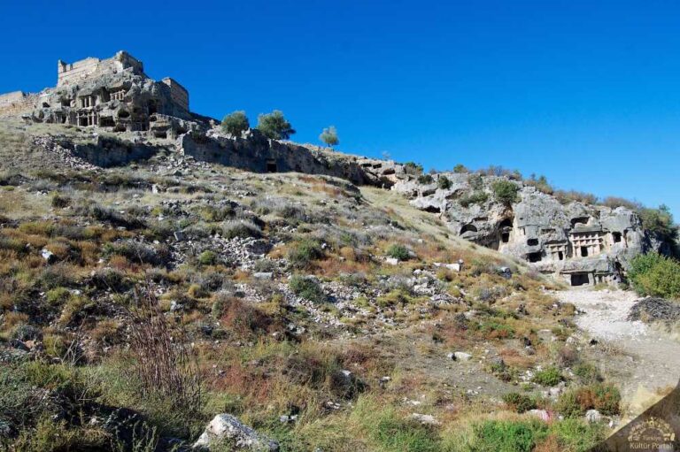 Tlos antik kenti akropolü Bellerophontes kaya mezarı ve antik tiyatro Seydikemer