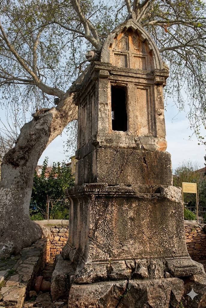 Kaş çarşı merkezinde bulunan meşhur Antiphellos Antik Kenti Aslanlı Lahit anıtı.