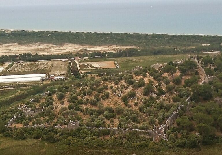 Patara plajının batı ucunda yükselen Pydnai Antik Kenti’nin kale surları ve deniz manzarası.
