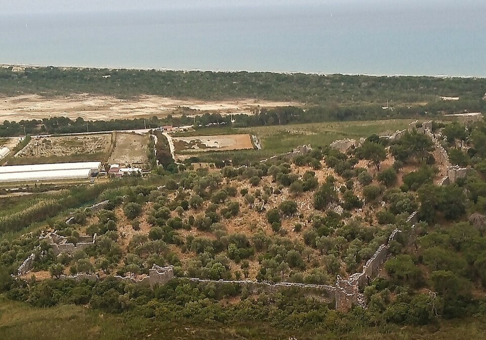 Patara plajının batı ucunda yükselen Pydnai Antik Kenti’nin kale surları ve deniz manzarası.