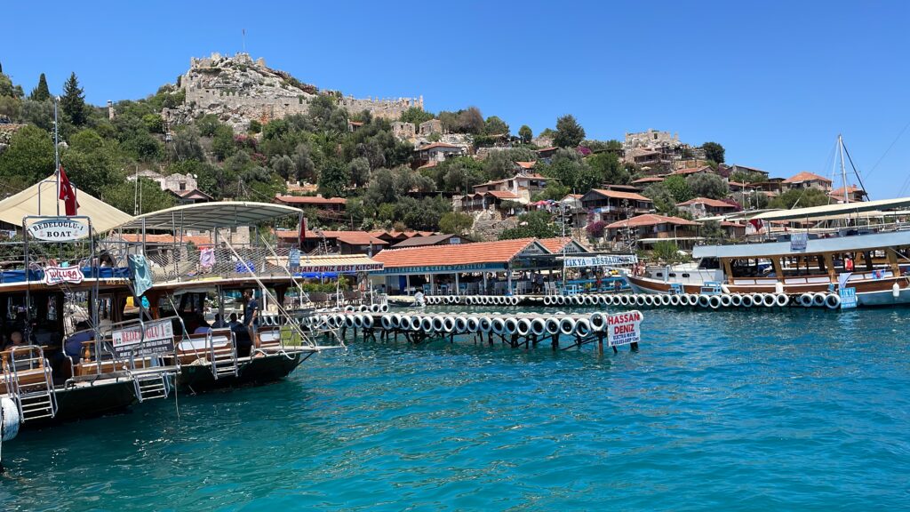 Likya Tekne Turları: Kekova’daki batık kalıntıların yanından geçen tur tekneleri.