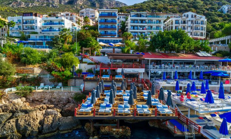 Likya Konaklama Rehberi: Kaş’ta deniz manzaralı bir butik otel terası.