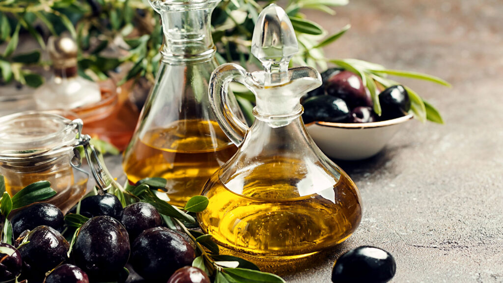 Likya Gastronomisi: taze zeytinler, zeytin dalları ve cam şişede zeytinyağı.