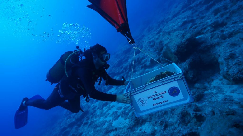 Kekova batığından çıkarılan amfora kaldırma balonuyla yüzeye taşınıyor